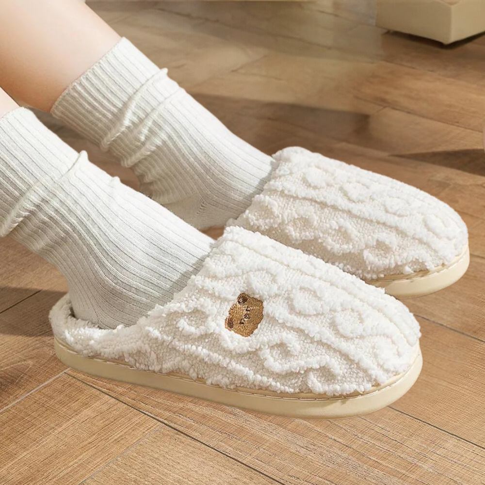 Plush women's slippers with a cozy and soft texture, featuring a comfortable design and non-slip soles, perfect for relaxing at home.