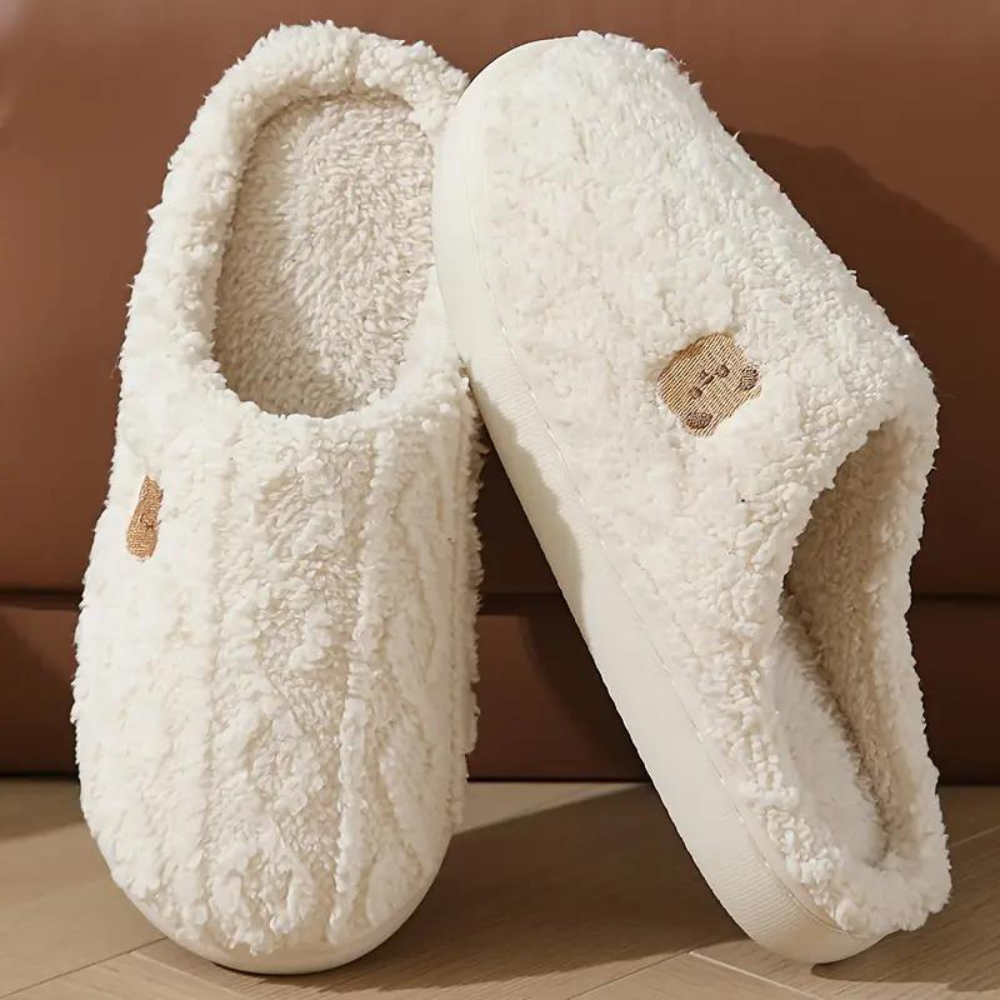 Plush women's slippers with a cozy and soft texture, featuring a comfortable design and non-slip soles, perfect for relaxing at home.