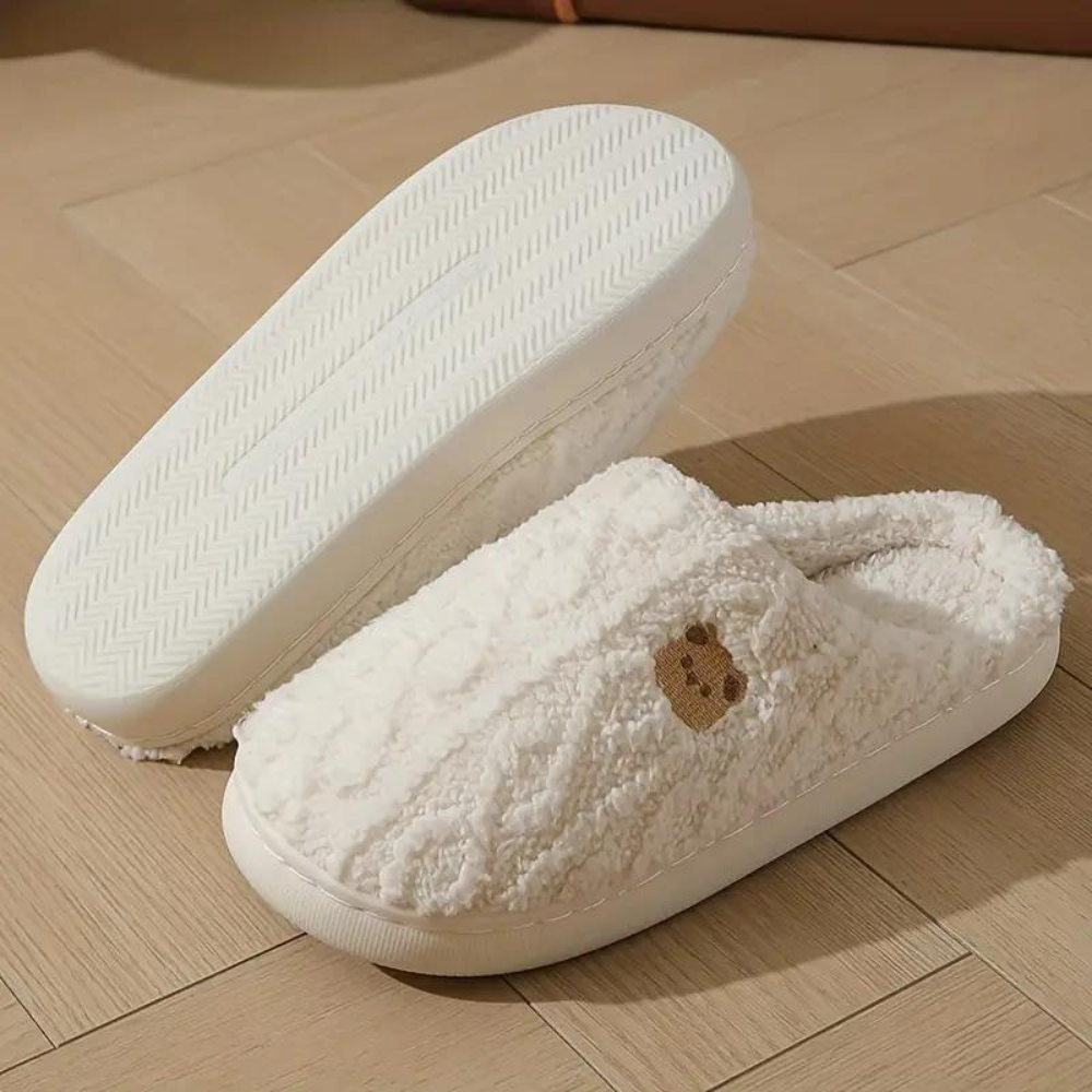 Plush women's slippers with a cozy and soft texture, featuring a comfortable design and non-slip soles, perfect for relaxing at home.