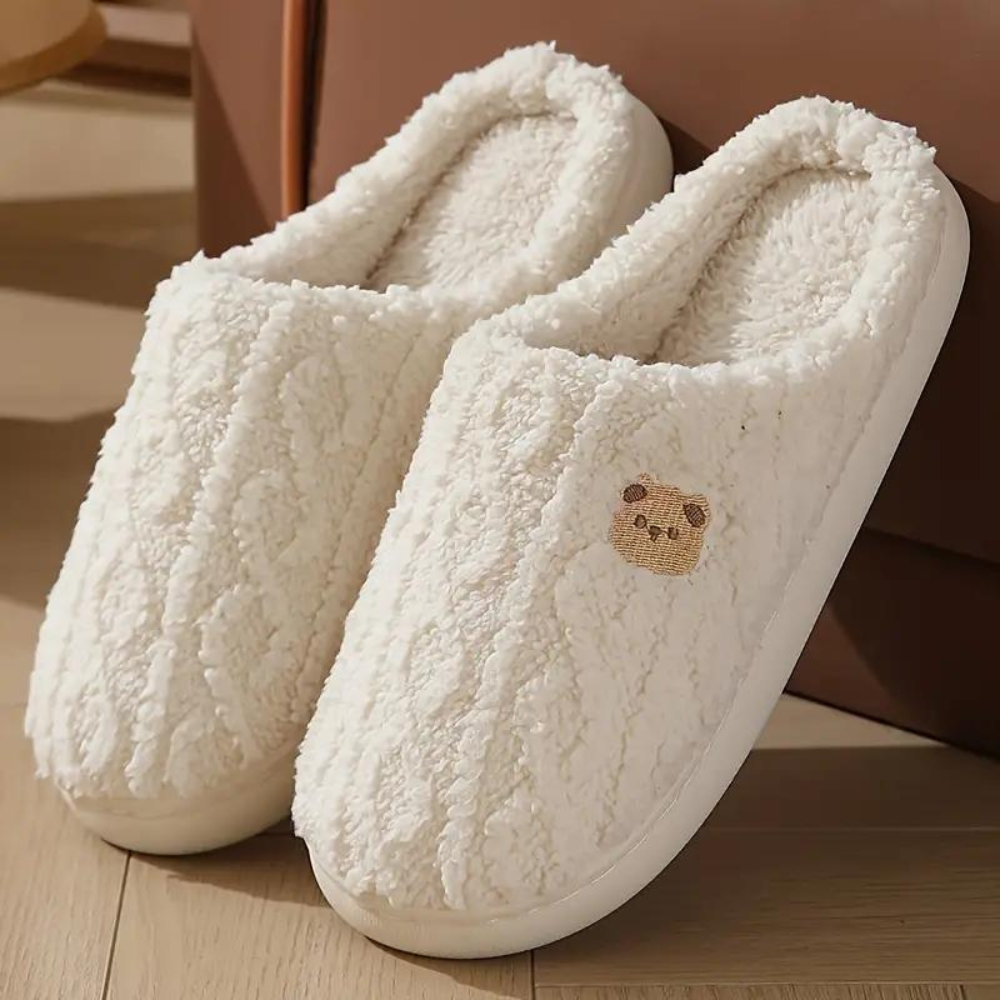 Plush women's slippers with a cozy and soft texture, featuring a comfortable design and non-slip soles, perfect for relaxing at home.