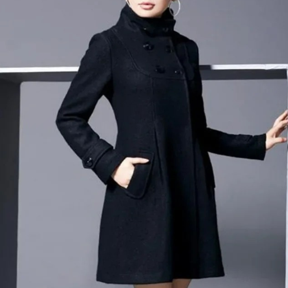 Elegant women's coat with a tailored fit and sophisticated design, featuring a high collar and button details for a timeless and refined look.