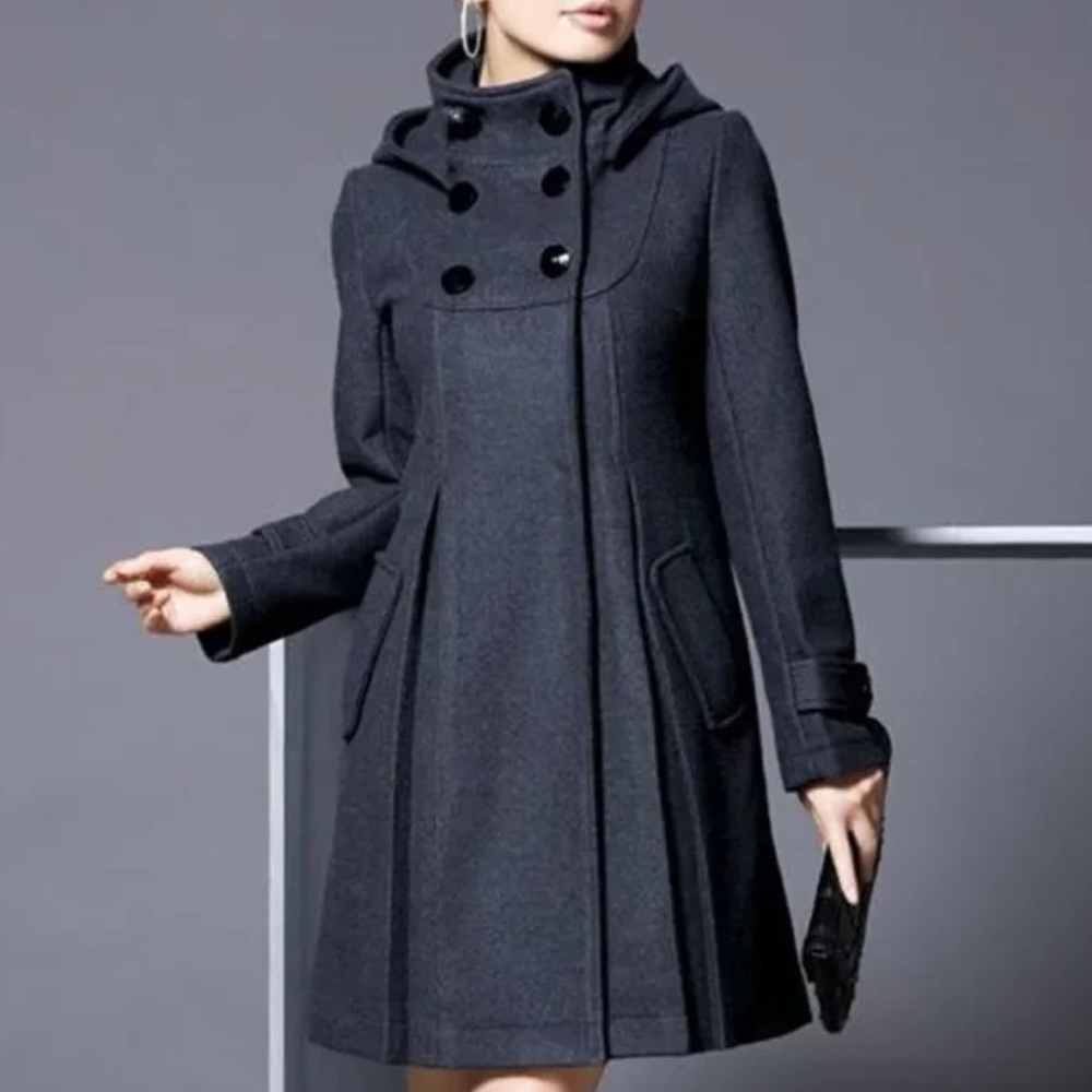 Elegant women's coat with a tailored fit and sophisticated design, featuring a high collar and button details for a timeless and refined look.