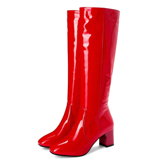 A stylish pair of knee-high boots with a sleek and glossy finish, designed for a bold and sophisticated statement look. Perfect for elevating casual or formal outfits.