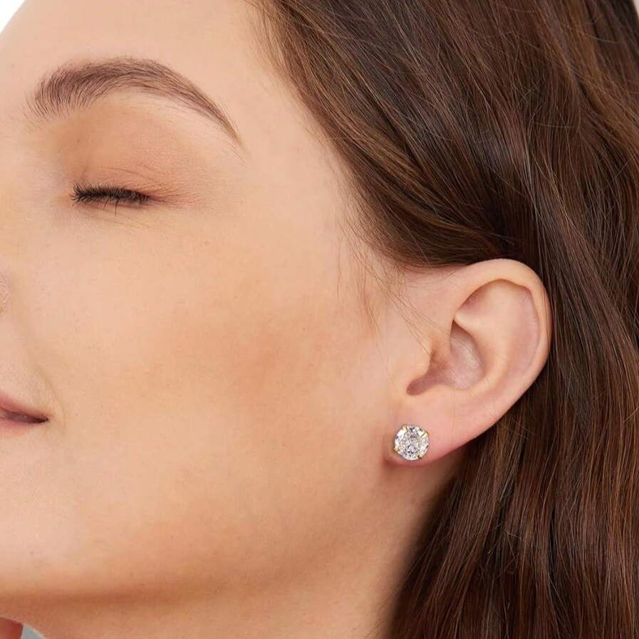Elegant stud earrings featuring a dazzling gemstone design, crafted for a timeless and sophisticated look.